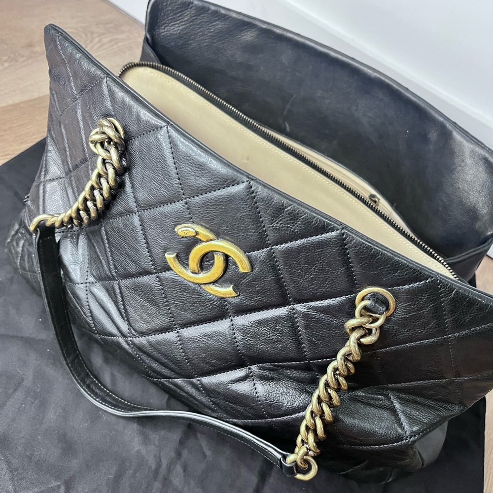 Chanel Black Quilted Shoulder Bag with Gold Accents - Picture 5 of 16